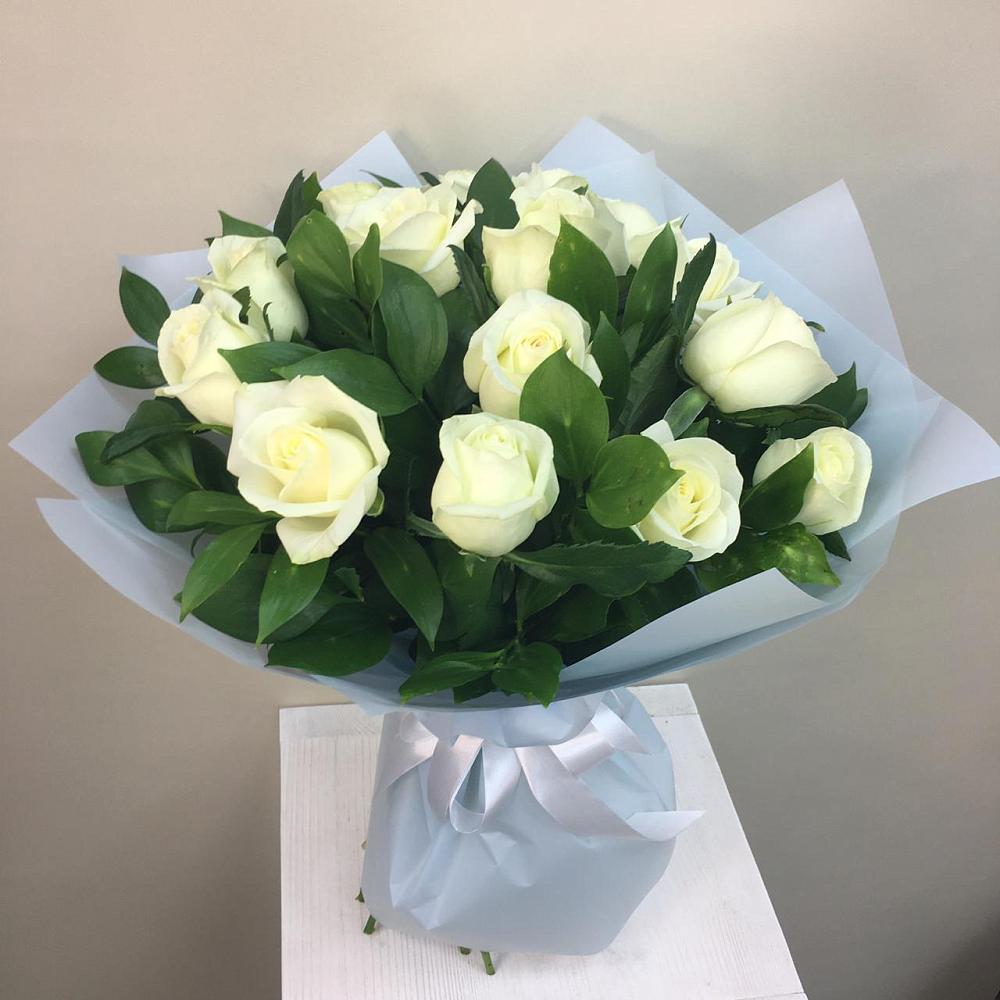 Букет 15 Белых роз Проуд в Погаре
