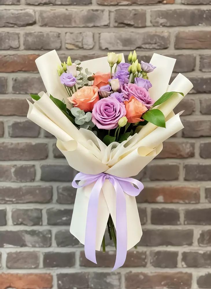 Букет цветов из: Лизиантусы и Розы в Погаре