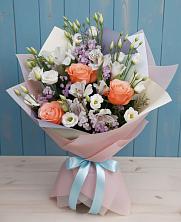 Букет цветов из:  Лизиантусы, Розы, Альстромерии и Гипсофила в Погаре