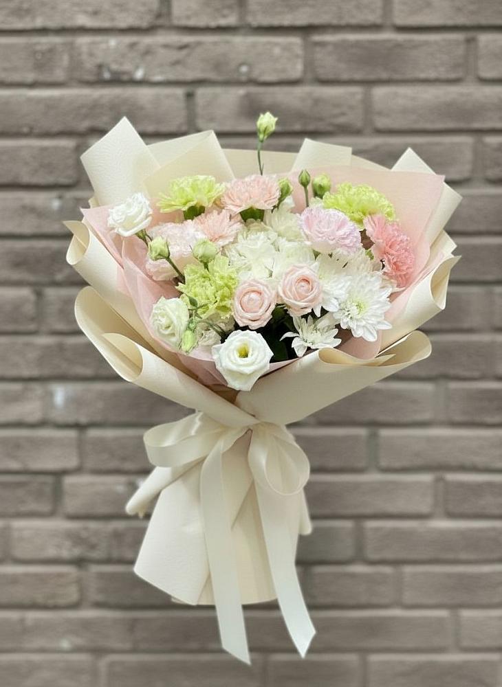 Букет цветов из: Гвоздики, Розы, Лизиантусы и Хризантемы в Погаре