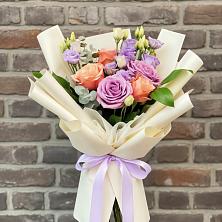 Букет цветов из:  Лизиантусы и Розы в Погаре