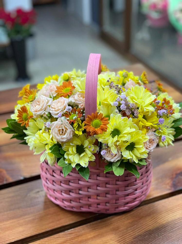 Цветочная композиция из Хризантемы и Розы в корзине в Погаре