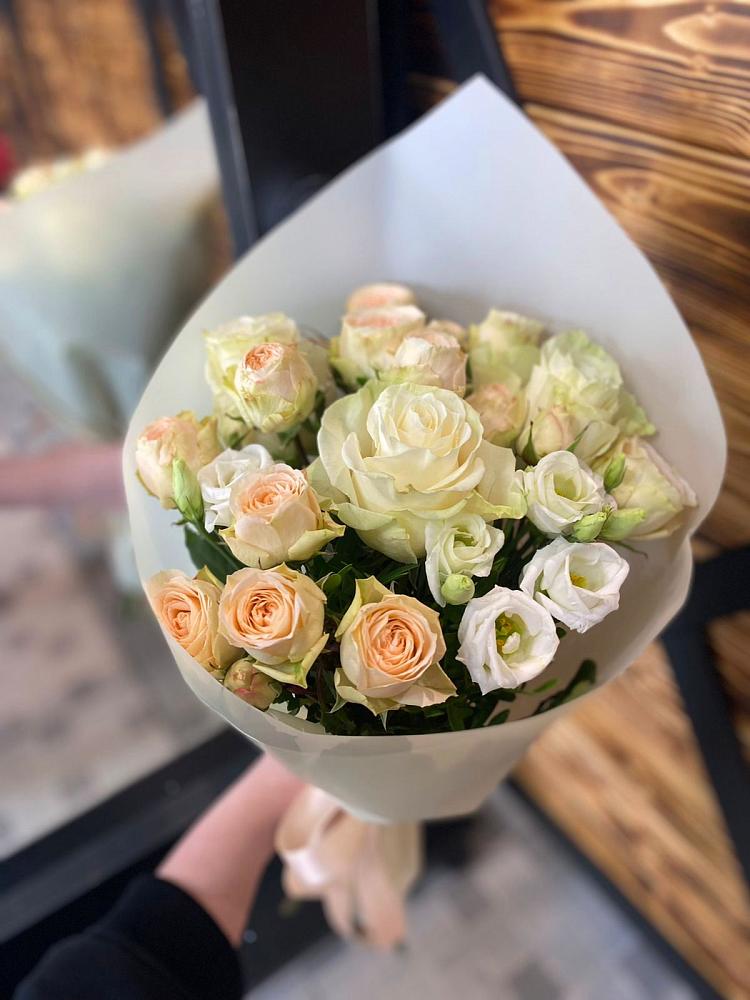 Букет цветов из: Розы и Лизиантусы в Погаре